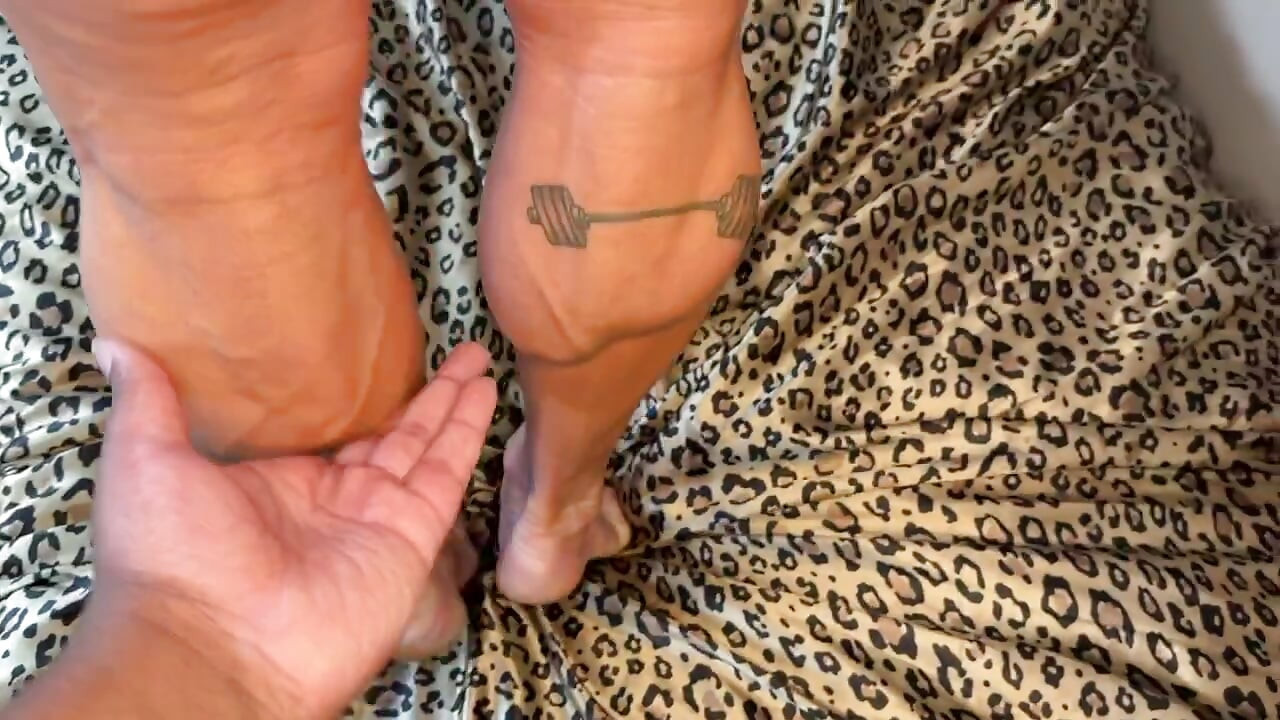 Мускулистая богиня Kandylegs делает жесткий сгибание для CJ Жить в лице