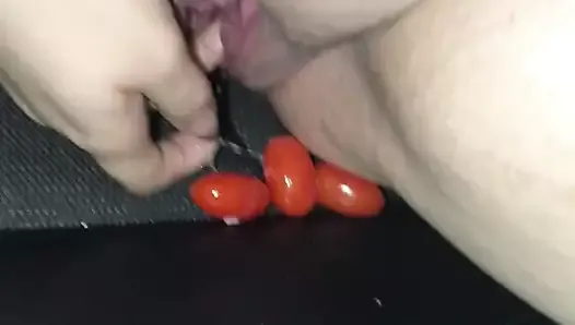 Подруга с большой шикарной задницей вытаскивает из киски помидоры