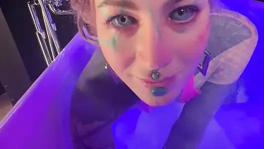 Ласки в латексе в ванной + раздевается соло