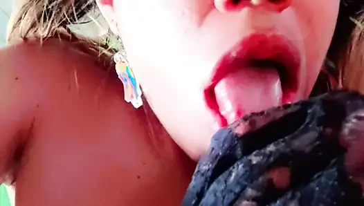Cewek sange ini lagi asik masturbasi pakai sarung tangan hitam sampai matanya merem melek pagi-pagi!