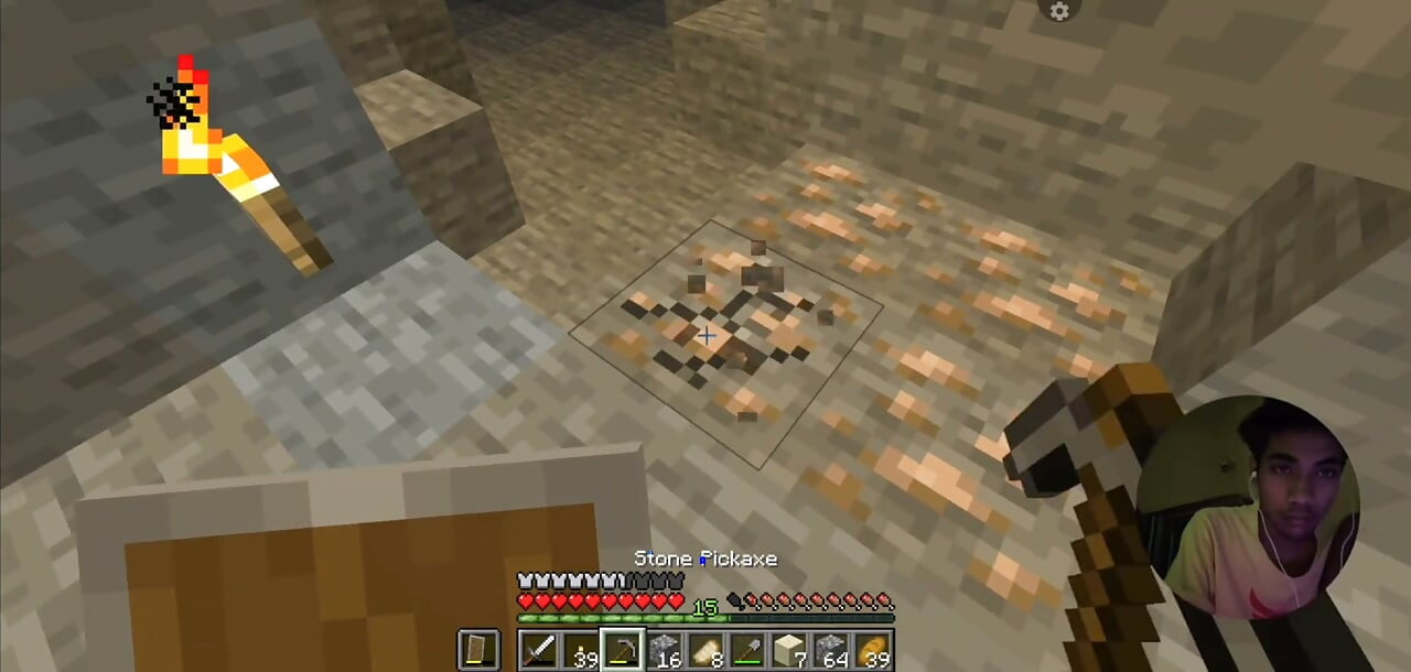 Sesión de minería en Minecraft con cofre y tesoro
