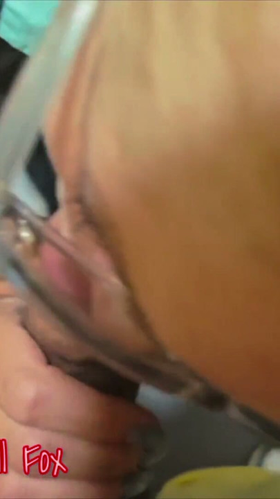 Seksi vessassa. Ranskalainen blondi MILF Axell. Fetissi-blowjob. Syväkurkku. Rimjob. Oikea live-video. | Osa 2