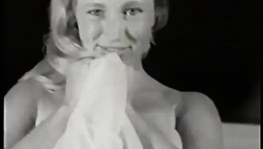 Retro, vollbusige schönheit virginia bell bückt sich über dem fernsehen, zeigt ihre großen engen brüste für dich