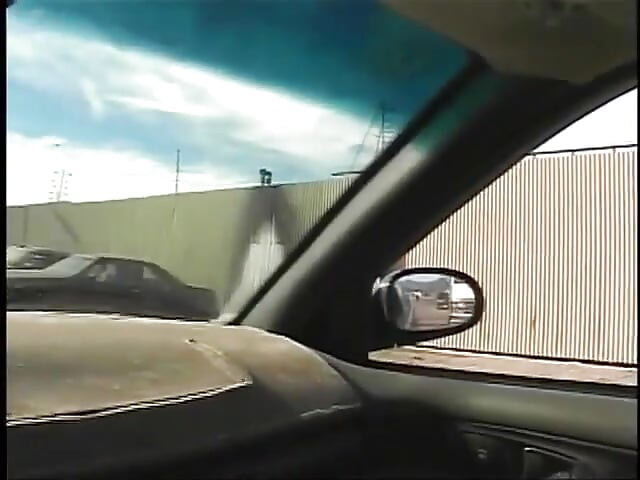 Morena sexy abre las piernas en el sofá y es follada por una polla gruesa