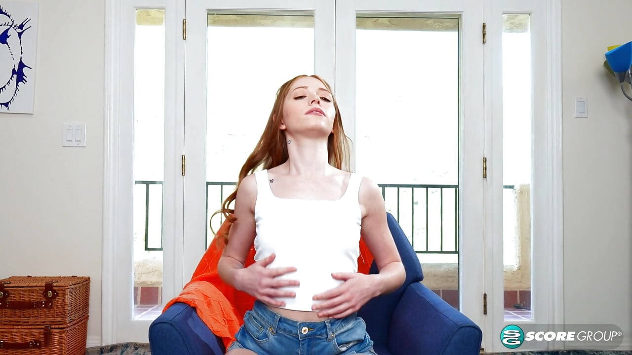 Myra Gémit, jeune rousse, aime avoir des orgasmes convulsifs