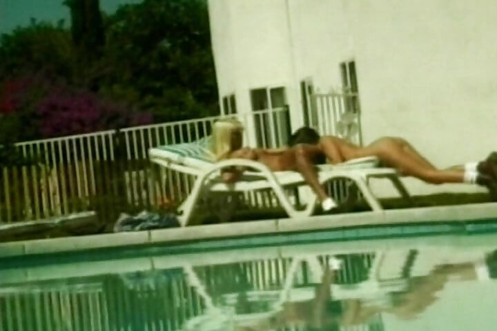 Vedete porno cu țâțe mari din platină care împart un vibrator lângă piscină