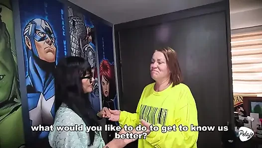 Ev arkadaşımın büyükannesi, ailesinin arkasından beni lezbiyen seks yapmaya ikna ediyor.