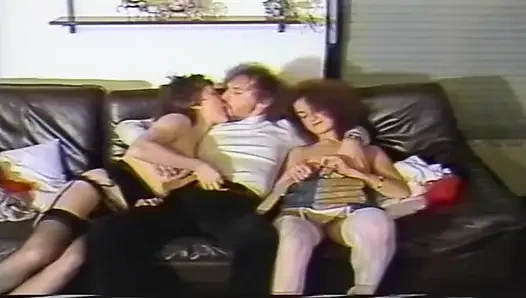 Video jadul cewek hot rambut cokelat lagi asik di-fingering dan dijilat sampai orgasme di sofa