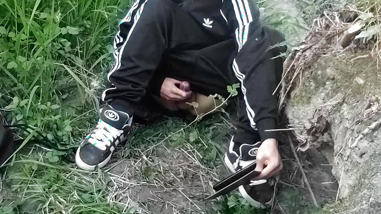 Watch Jon Arteen's ass in the behind-the-scenes replay as the twink cleans up the cum after he ejaculated outdoors