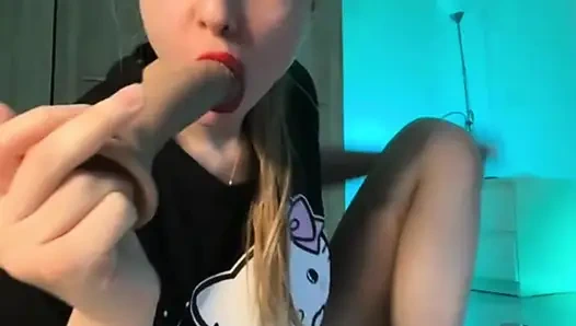 Jucielussie mengisap dildo dan gaya anjing seksi