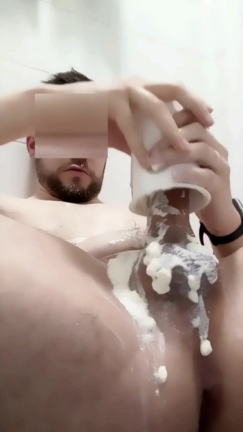 Zapanjujući trenutak iz filma "Veliki NEOBREZANI kurac MASTURBIRAN - Gay Podrob korišten JEDE JOGURT pomiješan s SPERMOM i MOKRAĆOM"
