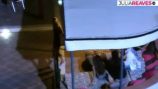 Девушка стонет, пока два огромных члена жестко толкают ее тугую киску