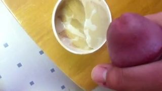 Cumload en el helado de la suegra