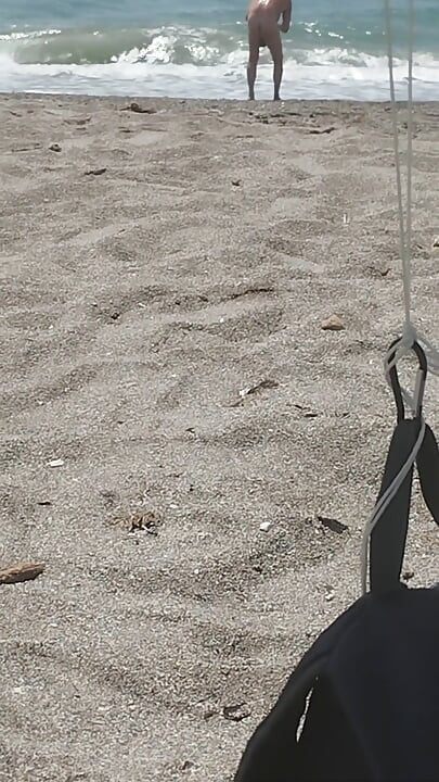 해변에서 벌거벗고 즐기고 있다