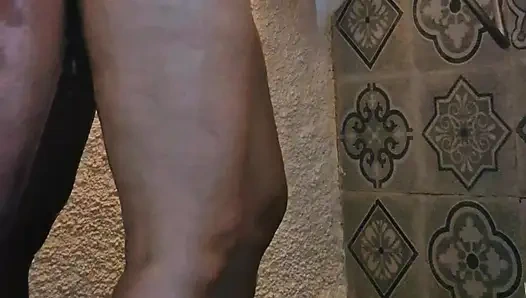 Bonnie hämmert ihren glücklichen fan, bis er vorzeitig kommt und unkontrolliert auf ihren sexy körper pisst