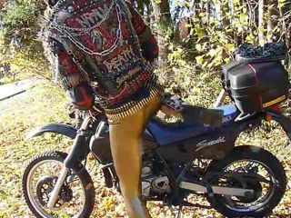 Punkbiker con leggins dorados en su suzuki dr650 dakar