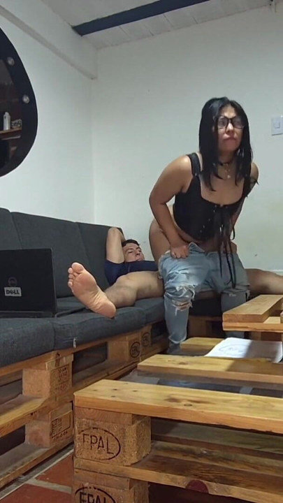 Parte um amigo desempregado quer que eu chupa .. Ele me fode e goza muito rápido .. QUÃO DELICIOSO ELE FODE MINHA BUNDA | Clipe 3