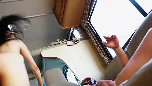 Brunette muda terangsang dengan payudara besar disetubuhi dengan liar