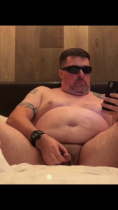 ベッドの上でオナニーしている