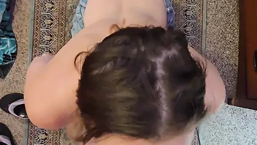 Ботанистая милфа сосет хуй на коленях