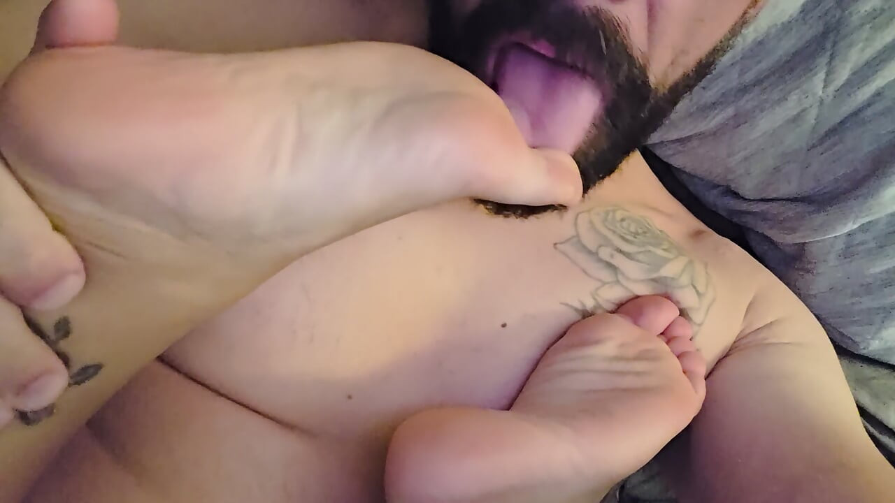 Latina Let's a me Suck Her Toes For The First Time
