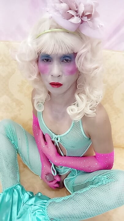 Oanh Le transgender memakai pakaian seksi porn bermain dengan tin tiruan