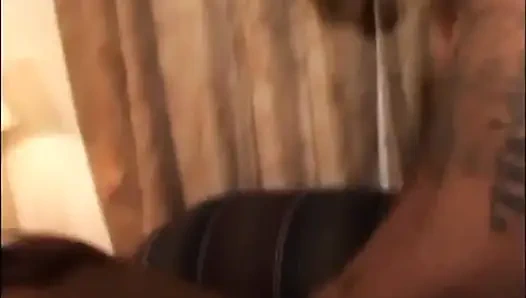 Hübsche schwarze zierliche auf dem großen schwarzen penis