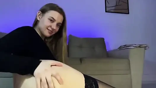 Büyük dildo sikişiyor anal yakın çekim
