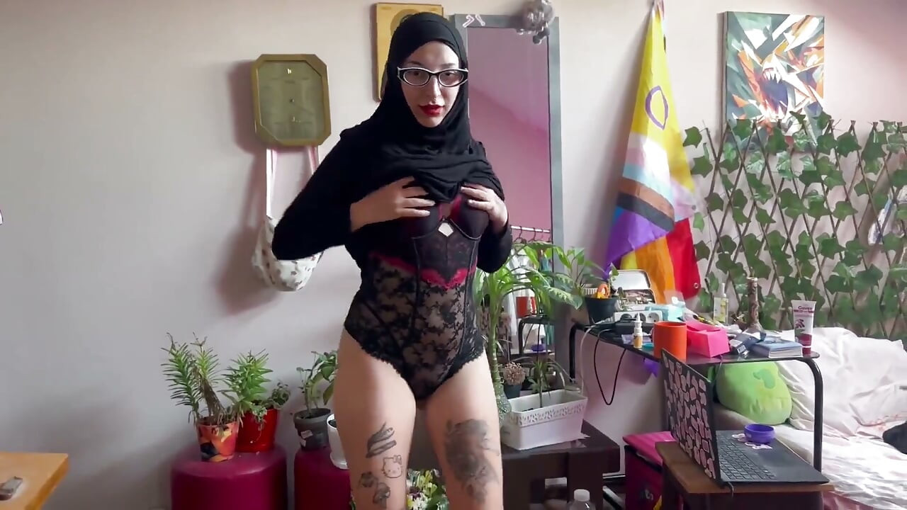 Habibi挑逗并脱衣服