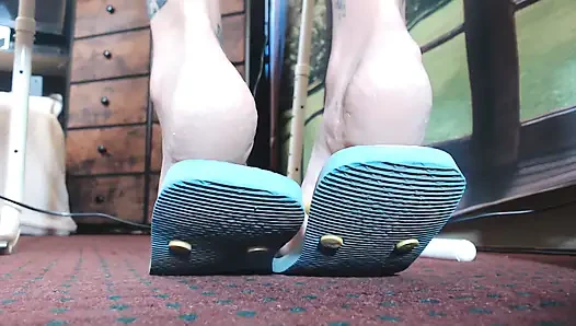 Blaues gummi-flipflop-schuhspiel