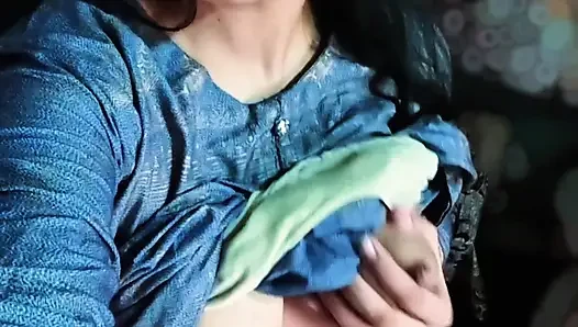 Teenie-mädchen sehr geil fingert ihre enge muschi, zeigt nackte haarige beine muschi ficken xxx video