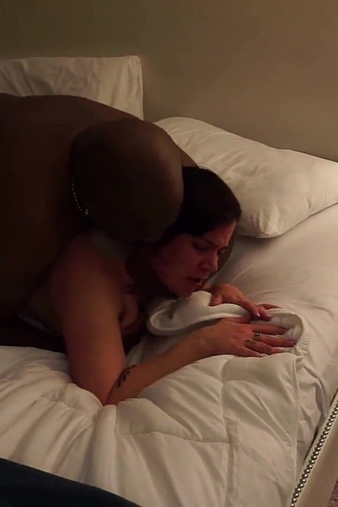 Ο άντρας μπαίνει πάνω μου να γαμάω τον Big Max στο πορνό σπίτι