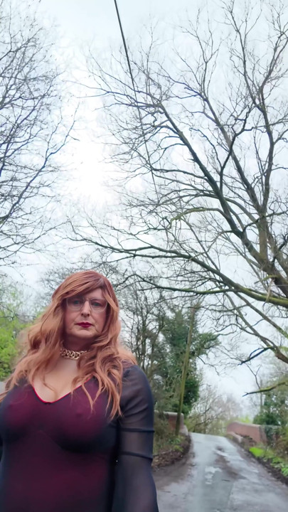 黒いパンティーストッキングとブーツで午後のドライブに出るセクシーな女装者Kellycd2022 | クリップ 1