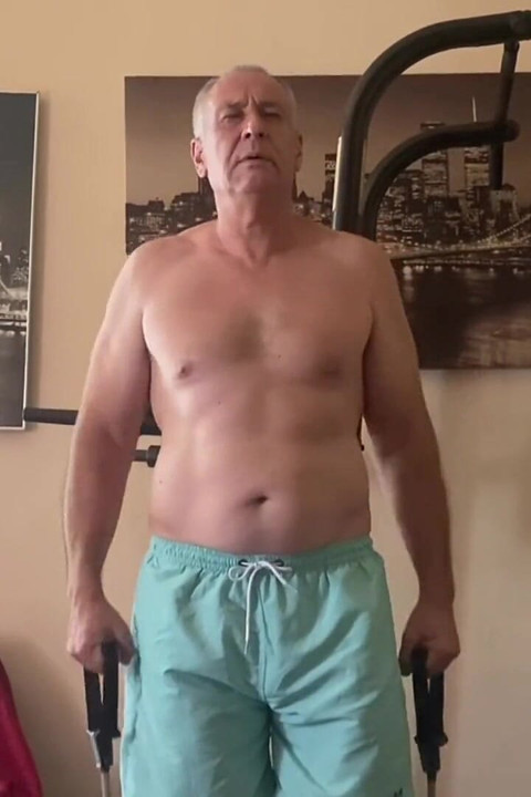 运动型男人在视频中自慰