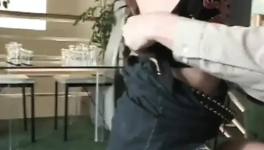 Сучку долбят ее тугую задницу