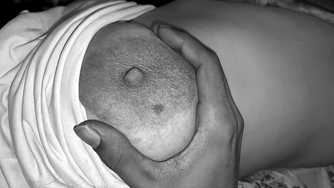 Jugué con las tetas de mi hermanastra por la noche