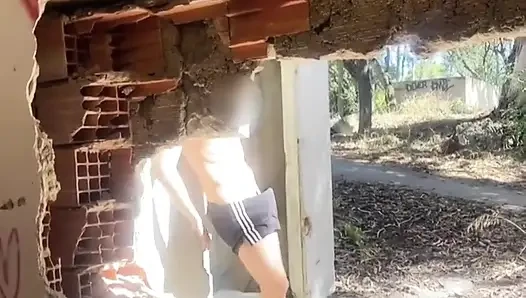 Terk edilmiş bir binayı keşfeden 2 amatör oğlan kıyafetlerini çıkarıyor ve biri delirmeye başlıyor