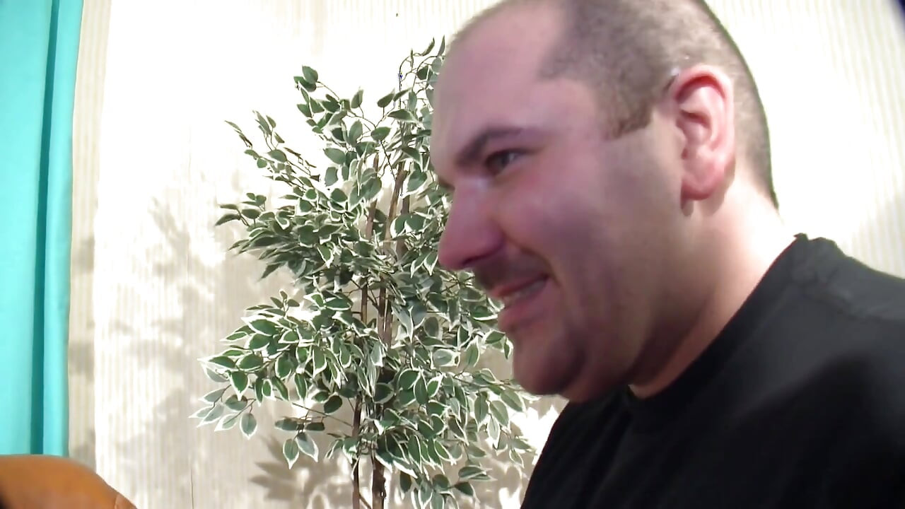 La morena tetona honey es siempre la mejor opción para follar en trio