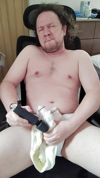 Stuzzico il mio cazzo negli slip bianchi di Tommy Hilfiger e vengo in una sborrata nella stretta con lo stafford