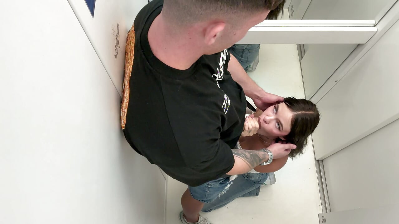 We had sex in the elevator and a neighbor caught us - Rossa Vaxx