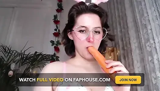 Seksi edepsiz Paskalya kamera gösterisi