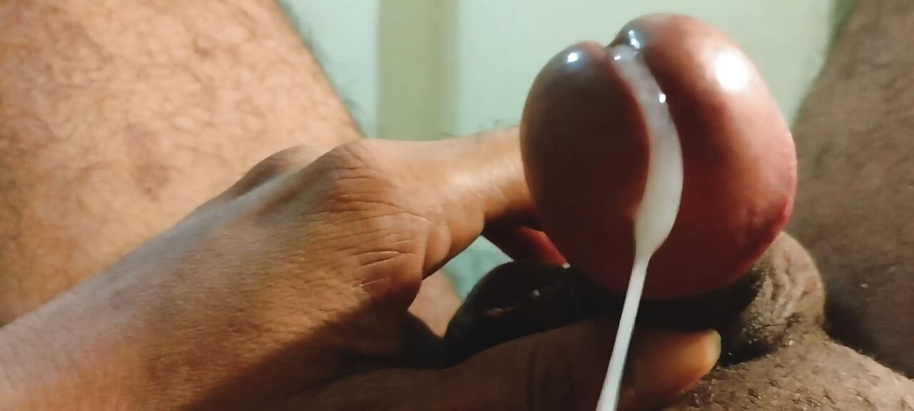 Mira la gran polla y espera a que finalmente salga el borde