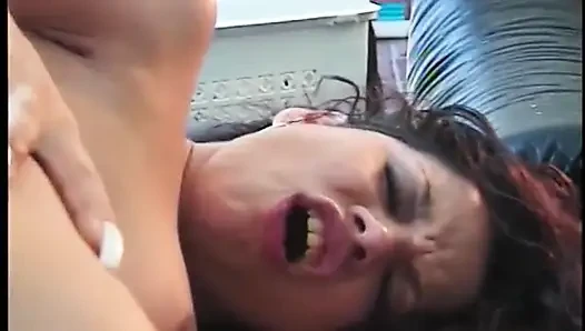 Azgın hatun seksi deri kanepede güzel sert sikişin tadını çıkarıyor