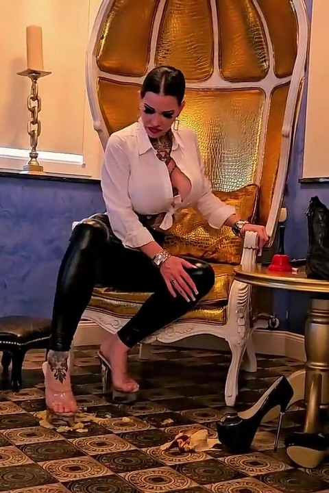 Miss Alessa Milano Crushing Feeding Foot Shoe Cleaning Faceshlapping