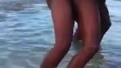 Два черных мужчины занимаются сексом в море