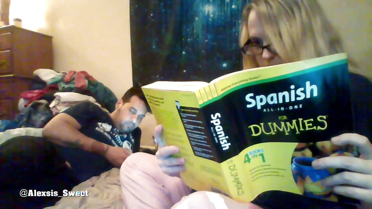 एलेक्सिस स्वीट और माइकी लोको अभिनीत स्पेनिश पाठ