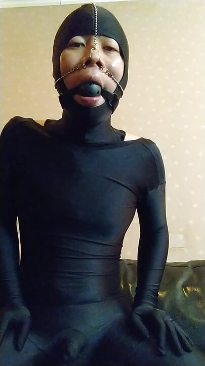 I masturbated comfortably with no makeup, muzzle and nose hook, and full body tights!