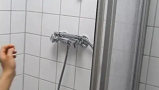 Si cewek hot rambut cokelat dengan toket besar lagi asik fingering memek beceknya