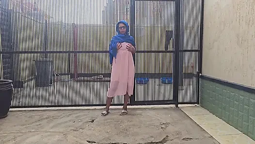 DAS ARABISCHE MÄDCHEN, DAS VERSUCHT, DRAUßEN IN DER NÄHE DER STRAßE ZU SQUIRTEN