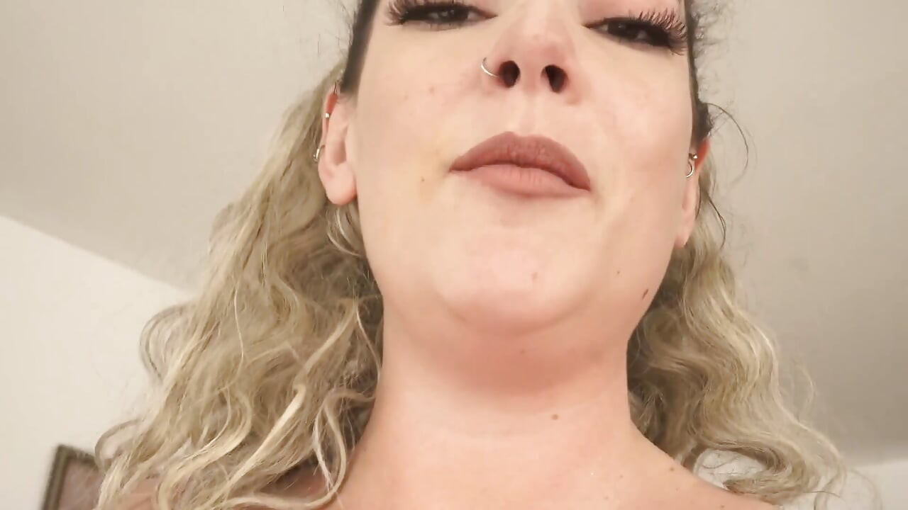 Giantess Sets a Tiny Trap